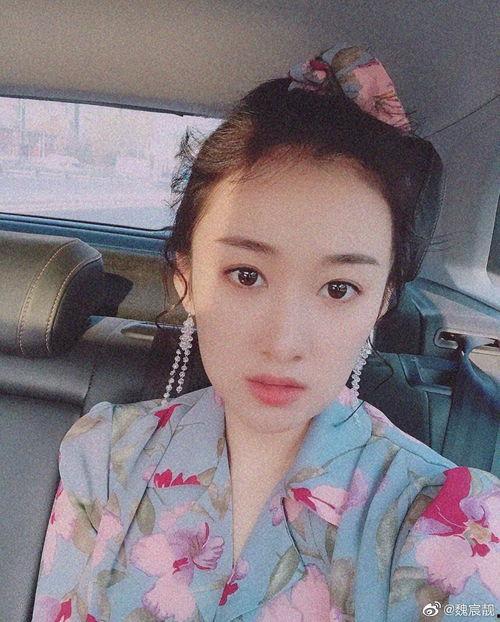 尹秀晶个人资料,才华横溢的艺术家，人生轨迹与成就概览